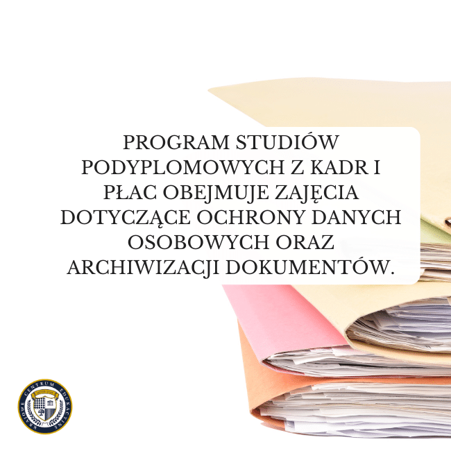 Dokumenty w teczkach w tle i napis: Program studiów podyplomowych z kadr i płac obejmuje zajęcia dotyczące ochrony danych osobowych oraz archiwizacji dokumentów. Nawiązuje do tematu kadry i płace.
