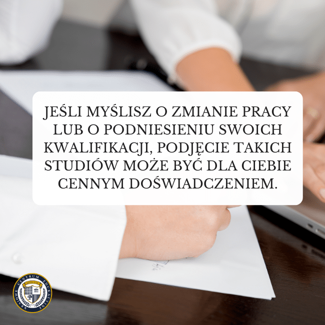 Podpisywanie dokumentów w tle i napis:Jeśli myślisz o zmianie pracy lub o podniesieniu swoich kwalifikacji, podjęcie takich studiów może być dla Ciebie cennym doświadczeniem.
