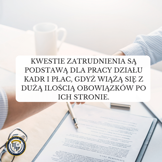 Potrząsanie dłońmi przez pracowników nad dokumentem oraz napis: Kwestie zatrudnienia są podstawą dla pracy działu kadr i płac, gdyż wiążą się z dużą ilością obowiązków po ich stronie.