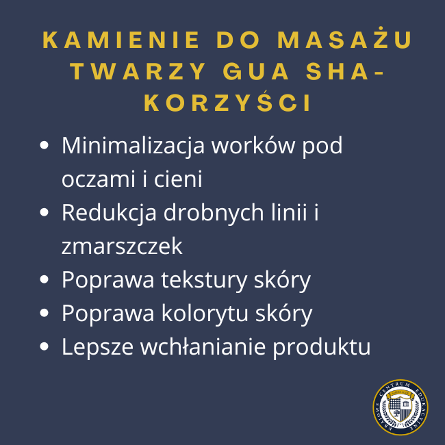 Granatowa grafika z żółtym tekstem przedstawiająca pięć głównych korzyści z używania kamieni do masażu twarzy Gua Sha, w tym minimalizację worków pod oczami, redukcję zmarszczek, poprawę tekstury i kolorytu skóry oraz lepsze wchłanianie produktów