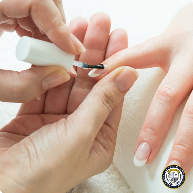Paznokcie akrylowe - proces nakładania białego lakieru na french manicure. Technika precyzyjnego malowania końcówek