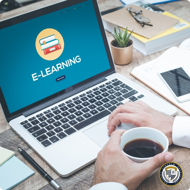 nowoczesna nauka online z e-learningową platformą - osoba z kawą przy laptopie z charakterystycznym logo edukacyjnym