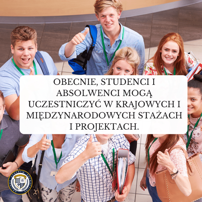 Zdjęcie kilku uśmiechniętych studentów patrzących w stronę kamery i pokazujących kciuki. Napis na środku: Obecnie, studenci i absolwenci mogą uczestniczyć w krajowych i międzynarodowych stażach i projektach.