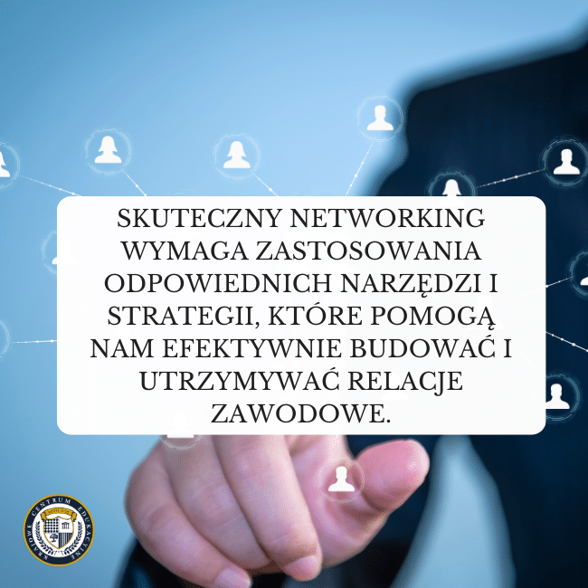 Zdjęcie człowieka wskazującego na ekran, który w wyszukuje palcem sieć kontaktów - networking. Napis na środku: Skuteczny networking wymaga zastosowania odpowiednich narzędzi i strategii, które pomogą nam efektywnie budować i utrzymywać relacje zawodowe.