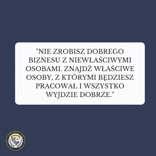 Granatowe tło i cytat: "Nie zrobisz dobrego biznesu z niewłaściwymi osobami. Znajdź właściwe osoby, z którymi będziesz pracował i wszystko wyjdzie dobrze."