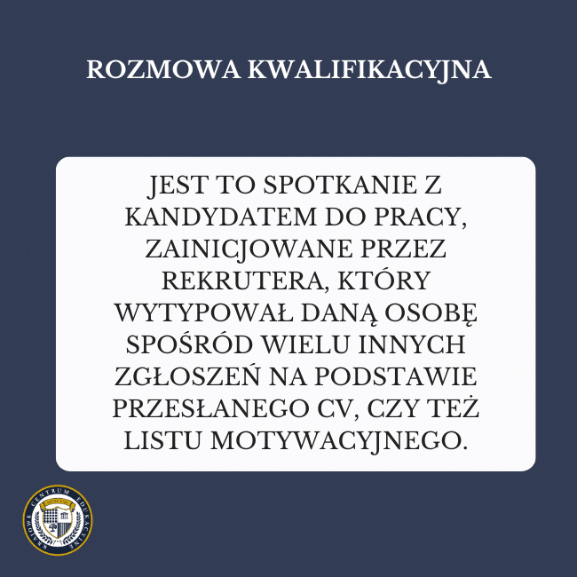 Napis na granatowym tle definiujący rozmowę kwalifikacyjną. Jest to spotkanie z kandydatem do pracy, zainicjowane przez rekrutera, który wytypował daną osobę spośród wielu innych zgłoszeń na podstawie przesłanego CV, czy też listu motywacyjnego.