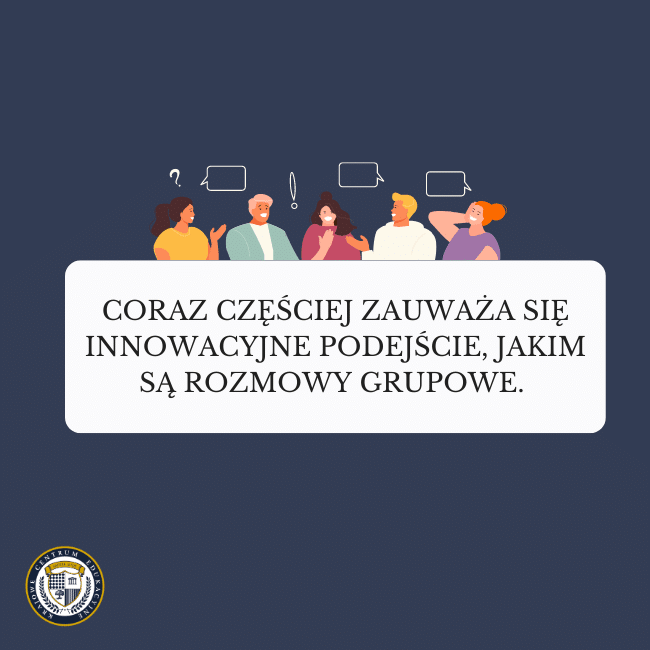 Granatowe tło i grafika z ludźmi odbywającymi grupową rozmowę. Napis: Coraz częściej zauważa się innowacyjne podejście, jakim są rozmowy grupowe.