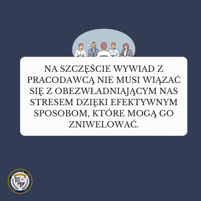 Granatowe tło i grafika przedstawiająca rozmowę rekrutacyjną - mężczyzna siedzący tyłem przed kilkoma osobami w "jury". Napis na środku: Na szczęście wywiad z pracodawcą nie musi wiązać się z obezwładniającym nas stresem dzięki efektywnym sposobom, które mogą go zniwelować.