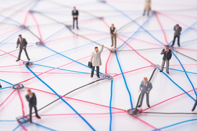 miniaturowi ludzie na linii połączenia i kropce, czerwona czarna i niebieska linia łączą się czarną kropką, abstrakcyjni ludzie na złożonym połączeniu sieciowym i komunikacji, koncepcja połączenia społecznego ludzi, networking