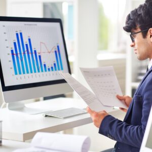 Kursant kursu Excel Zaawansowany pracujący nad swoim zadaniem