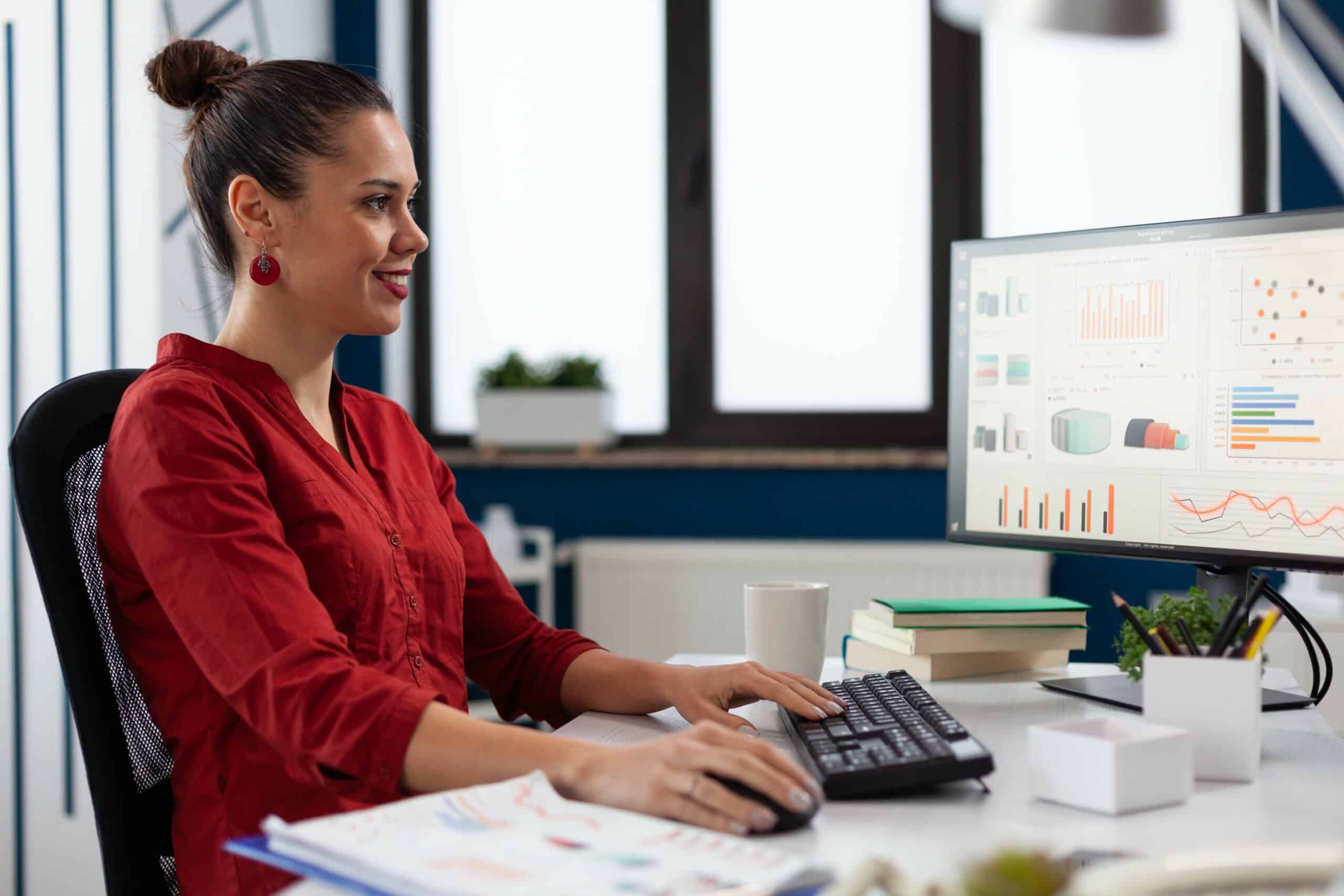 Kursantka kursu Excel Podstawowy na platformie Excel Podstawowy min scaled