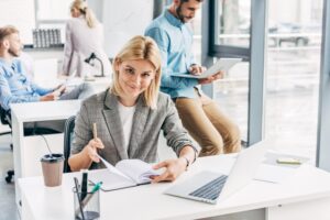 Pracownica biurowa biorąca udział w szkoleniu online z zakresu MS Word