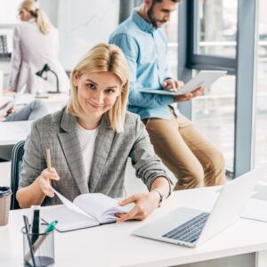 Pracownica biurowa biorąca udział w szkoleniu online z zakresu MS Word
