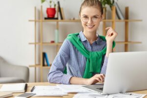 Sukcesywny freelancer pracuje zdalnie w domu, Pracuje nad umiejętnościami, z Szkolenie VBA (Makra w Excelu) do automatyzacji