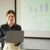 Uczestniczka kursu PowerPoint przedstawiająca swoją prezentacje