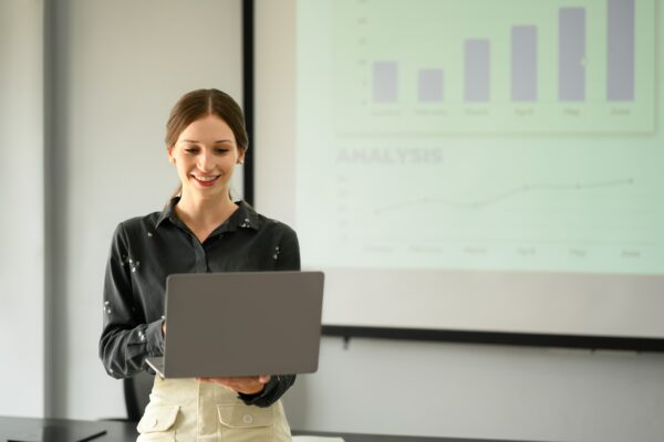 Uczestniczka kursu PowerPoint przedstawiająca swoją prezentacje