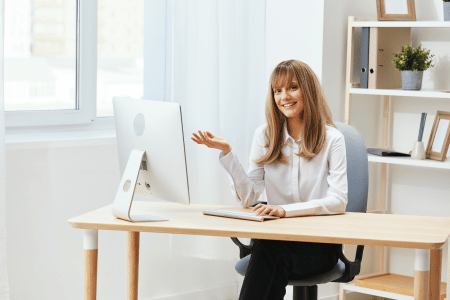 Kurs MS Word - kobieta wskazująca na komputer
