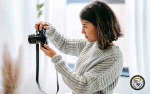Jak zostać fotografem - początkująca Pani fotograf ustawiająca aparat -