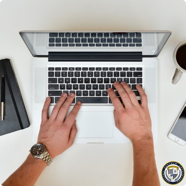 Skuteczny e-mail - pisanie emaila na laptopie