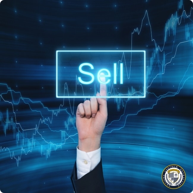 Przycisk SELL – symbol szybkiej sprzedaży online, ręka klienta klika, aby kupić (techniki sprzedaży)