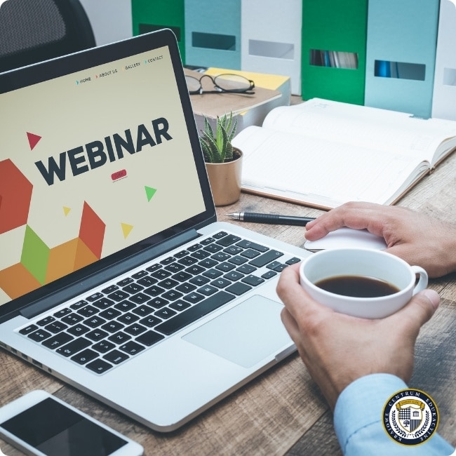 Uczestnik szkolenia online generującego leady - webinar oglądany na laptopie