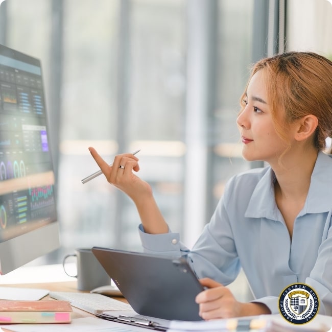 Kobieta, która analizuje dane CRM na monitorze komputera, aplikacja z tabletu do dokumentowania dla klientów