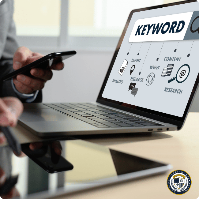 Zasady SEO: Laptop wyświetlający schemat z napisem 'KEYWORD' w centrum oraz ikonami reprezentującymi różne elementy: target, analiza, feedback, treść i badania
