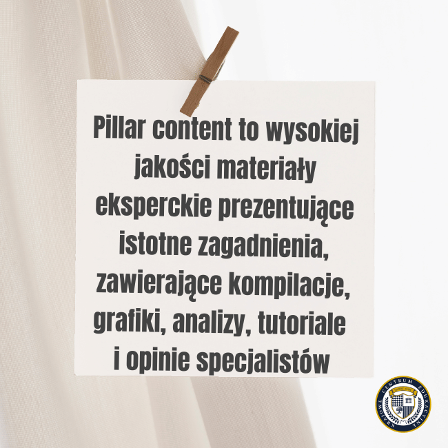 Notatka na białej kartce przypiętej klamerką do jasnego materiału, z definicją pojęcia 'pillar content' w języku polskim. W prawym dolnym rogu widnieje logo KCE
