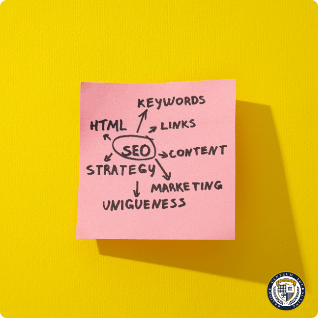 Różowa karteczka samoprzylepna na żółtym tle z zapisaną mapą myśli SEO, zawierającą elementy: keywords, links, content, marketing, uniqueness, strategy i HTML