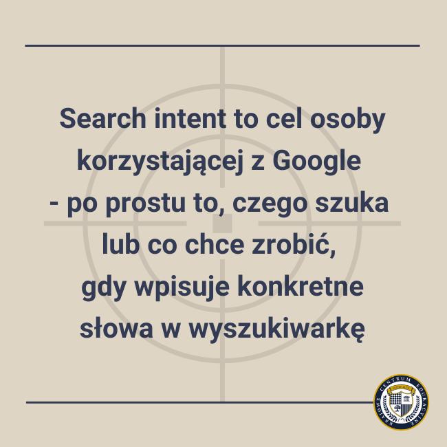 Grafika edukacyjna na beżowym tle z symbolem tarczy celowniczej, prezentująca definicję pojęcia "search intent" w języku polskim oraz logo KCE