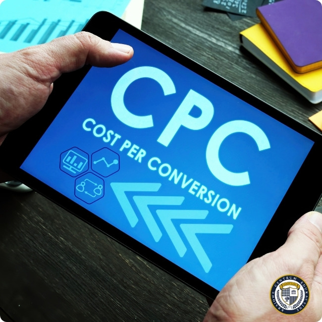 Tablet wyświetlający niebieski ekran z napisem CPC (Cost Per Conversion) i ikonami marketingowymi - model rozliczeniowy w Google Ads