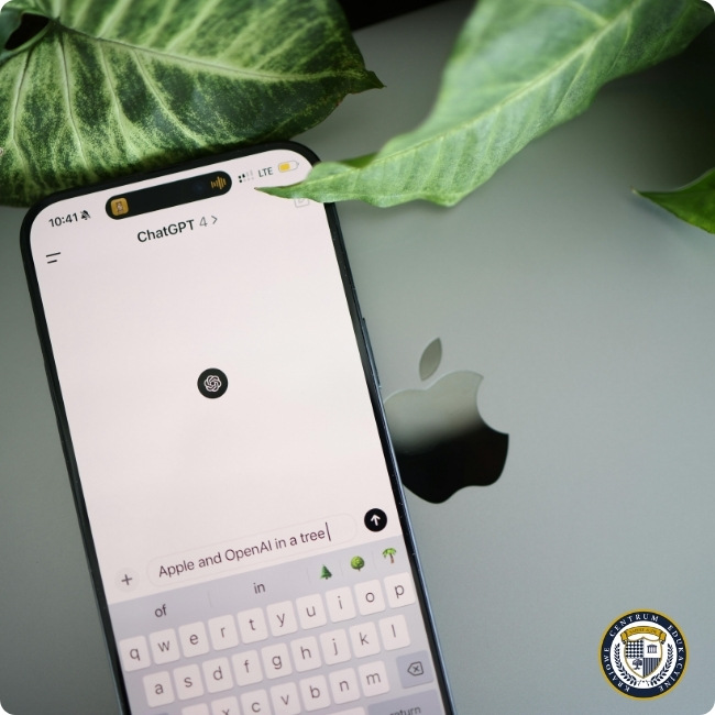 iPhone z otwartą aplikacją ChatGPT 4, widoczną klawiaturą i zielonym liściem w tle, oraz logo Apple