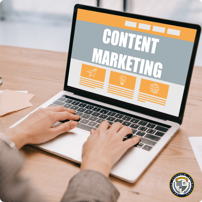 Osoba pracująca na laptopie z prezentacją dotyczącą content marketingu, która zawiera ikony strategii komunikacji, kreatywności i globalnego zasięgu