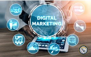 Koncepcyjna ilustracja digital marketingu przedstawiona jako interaktywna infografika. Centralnie umieszczony napis 'DIGITAL MARKETING' w niebieskim okręgu, otoczony okrągłymi ikonami reprezentującymi różne aspekty marketingu cyfrowego: wykresy analityczne, prezentacje biznesowe, statystyki, globalne zasięgi i narzędzia analityczne. W tle widoczny tablet z wyświetlonymi wykresami i danymi analitycznymi oraz dłonie osoby pracującej na urządzeniu. Grafika utrzymana w niebiesko-białej kolorystyce z pomarańczowym akcentem.
