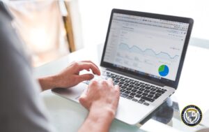 Osoba pracująca na laptopie z otwartą stroną Google Analytics, analizująca statystyki i wykresy kampanii reklamowych - Specjalista Google Ads - Od Początkującego do Eksperta