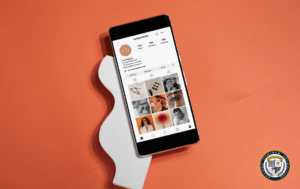 Smartfon wyświetlający interfejs mediów społecznościowych Instagram, pokazujący siatkę zdjęć profilowych na pomarańczowym tle. Obok telefonu znajduje się biały, organiczny kształt, a w prawym dolnym rogu widoczne jest logo KCE. Obraz ilustruje współczesne zastosowanie mediów społecznościowych w komunikacji cyfrowej