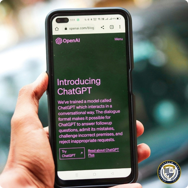 Smartfon wyświetlający stronę OpenAI z wprowadzeniem do ChatGPT na zielonym tle
