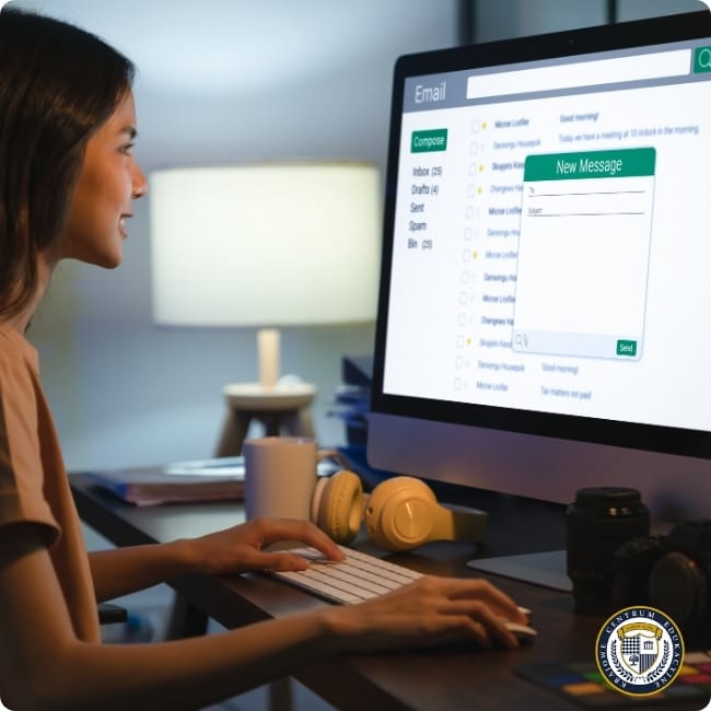 Kobieta pracująca przy komputerze, obsługująca skrzynkę mailową z widocznym interfejsem programu do email marketingu