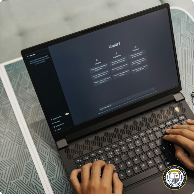 Laptop z otwartym interfejsem ChatGPT w ciemnym trybie, ukazujący menu główne aplikacji, z widocznymi dłońmi na klawiaturze na tle geometrycznego wzoru.