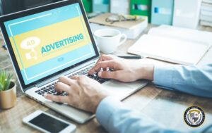 Osoba pracująca przy laptopie z wyświetloną platformą reklamową, pokazującą jak reklamować firmę online poprzez kampanie cyfrowe