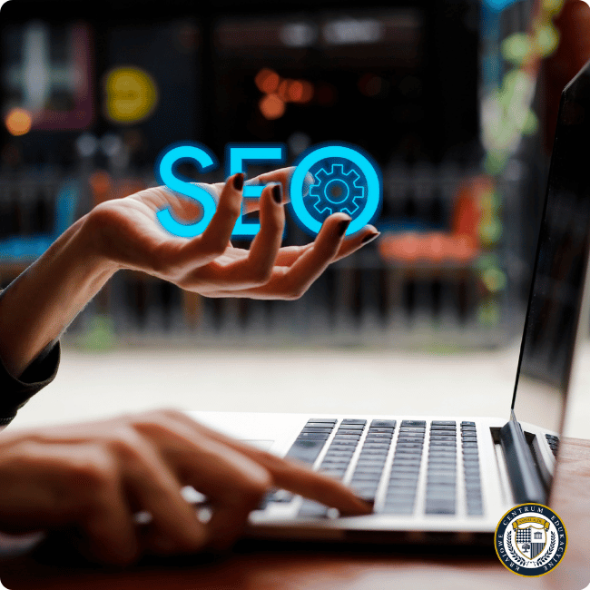 Osoba pracująca na laptopie z holograficznym symbolem SEO, ilustrująca nowoczesne podejście do AI w SEO