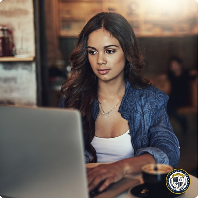 Młoda kobieta pracująca na laptopie z wtyczkami WordPress w kawiarni.