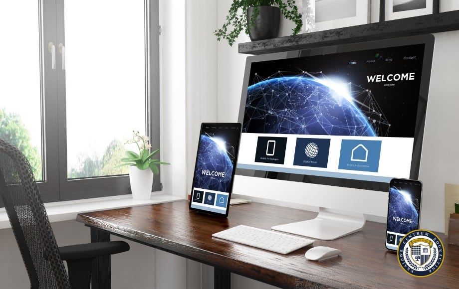 Responsywna strona internetowa wyświetlana na monitorze komputera, tablecie i smartfonie w nowoczesnym biurze domowym