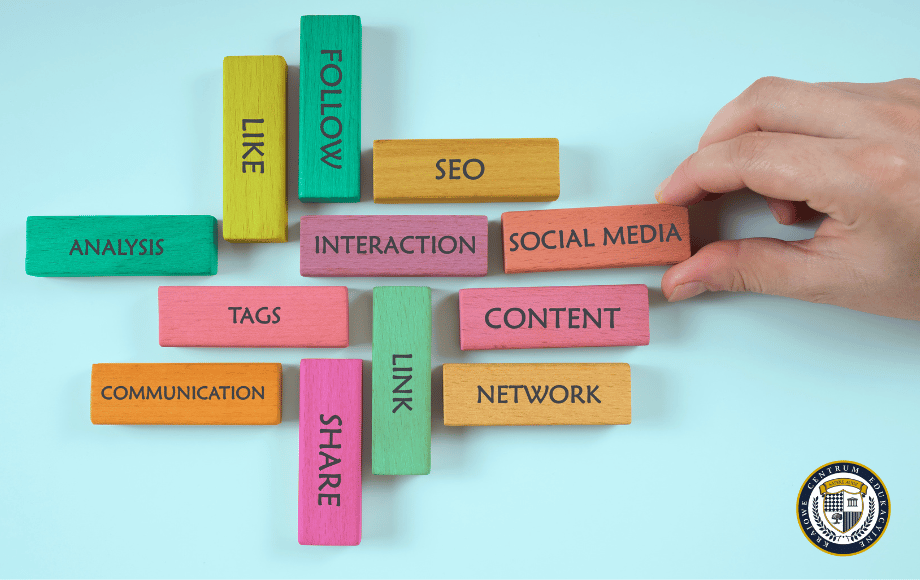 Kolorowe drewniane klocki układające się w słowa związane z marketingiem cyfrowym, takie jak "SOCIAL MEDIA", "SEO", "CONTENT" i "ANALYSIS", symbolizujące różne narzędzia social media używane w strategiach marketingowych