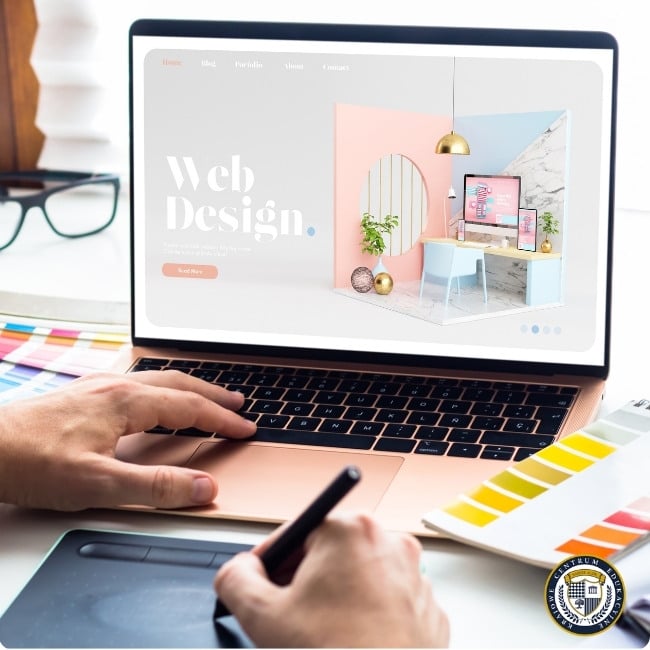 Designer pracujący nad projektem landing page na laptopie z paletą kolorów i narzędziami graficznymi