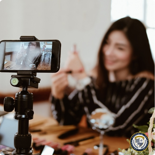 Nagrywanie treści wideo na potrzeby social media marketingu - influencerka tworząca content z telefonem na statywie