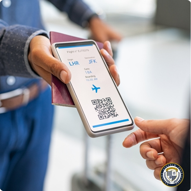 Zbliżenie na dłoń trzymającą telefon z cyfrową kartą pokładową lotu z Londynu (LHR) do Nowego Jorku (JFK) oraz paszport, obrazujące nowoczesne technologie w podróżach lotniczych.