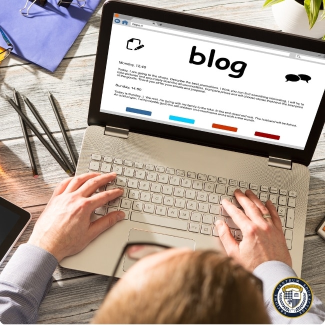 Użytkownik piszący wpis na blogu stworzonym dzięki wordpress poradnikow.