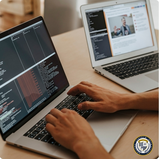 Programista pracujący nad kodem wtyczek WordPress na dwóch laptopach jednocześnie