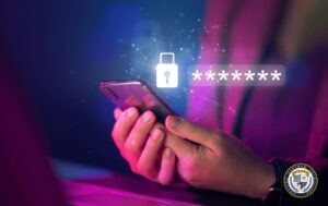 Dłoń trzymająca smartfon na tle błękitno-fioletowego tła z symbolami sieci, zamkiem i gwiazdkami reprezentującymi hasło, ilustrujące potencjalne zagrożenie AI w kontekście cyberbezpieczeństwa i prywatności danych